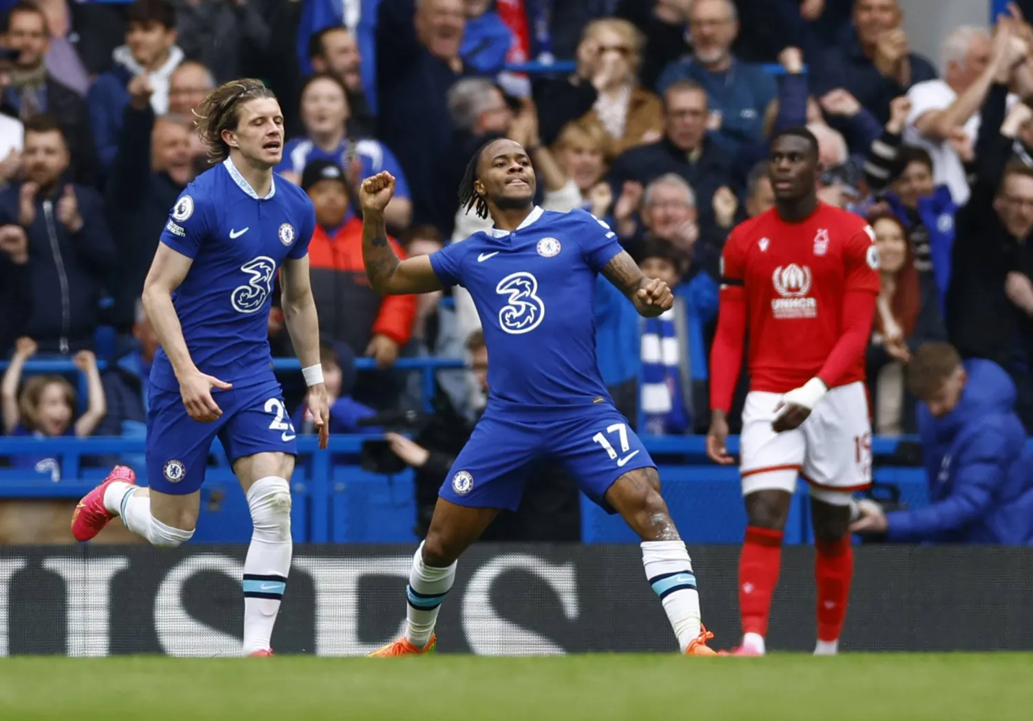 سترلينغ يحتفل بهدف من ثنائيته في شباك نوتنغهام فورست (رويترز)