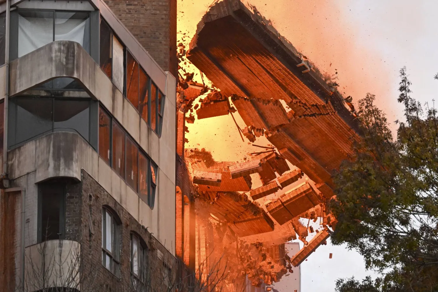 انهيار حائط من المبنى الذي اندلع فيه الحريق الكبير اليوم بوسط سيدني في أستراليا (أ.ب)