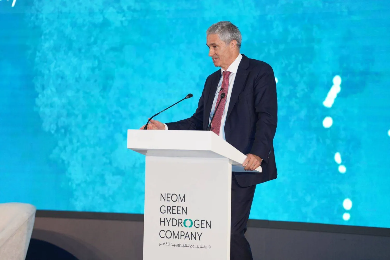 ديفيد إدموندسون الرئيس التنفيذي لشركة نيوم للهيدروجين الأخضر خلال مؤتمر بمناسبة الإعلان عن الإغلاق المالي مؤخراً (الشرق الأوسط)