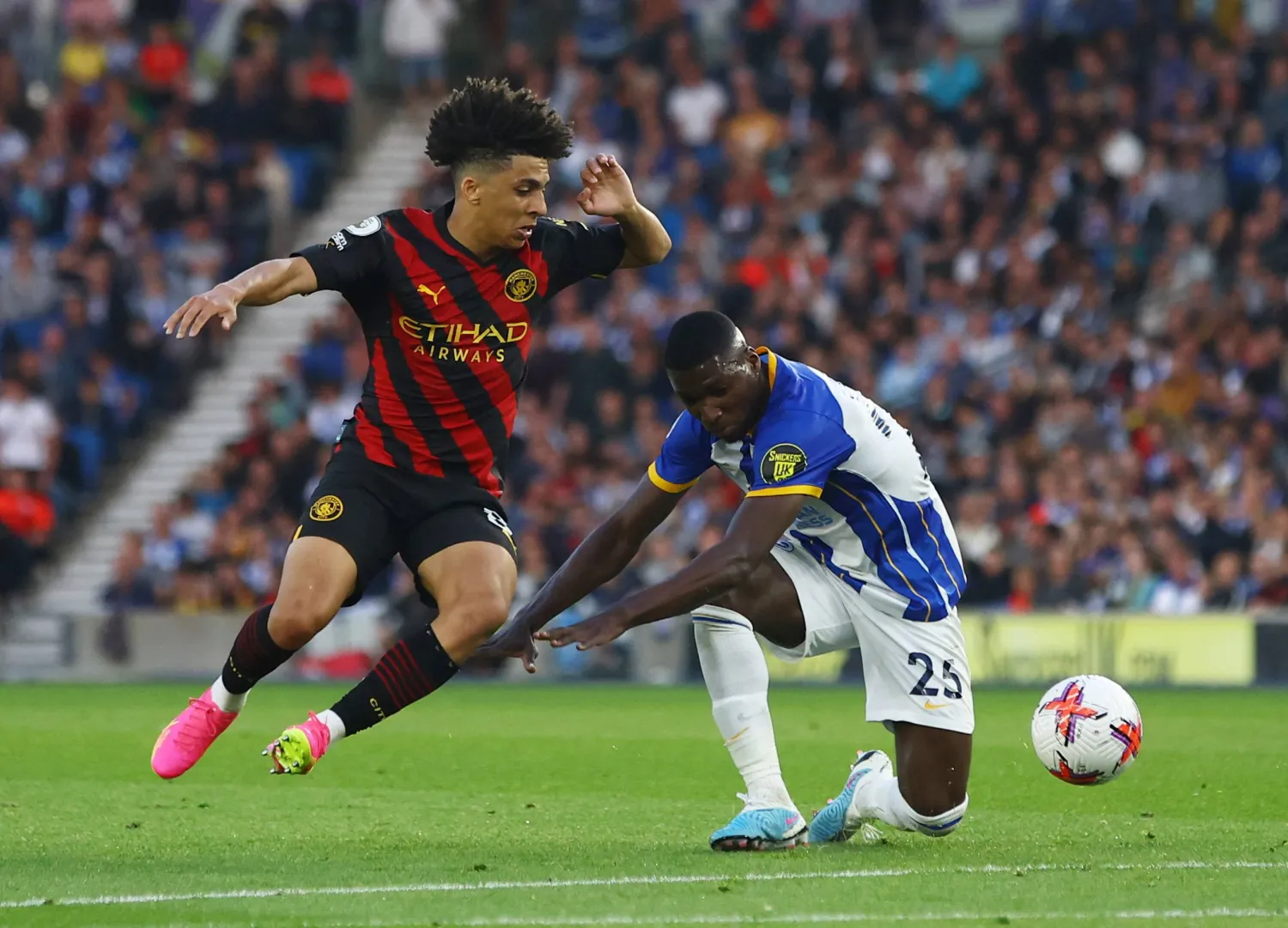 ريكو لويس في مواجهة برايتون الأربعاء (رويترز)