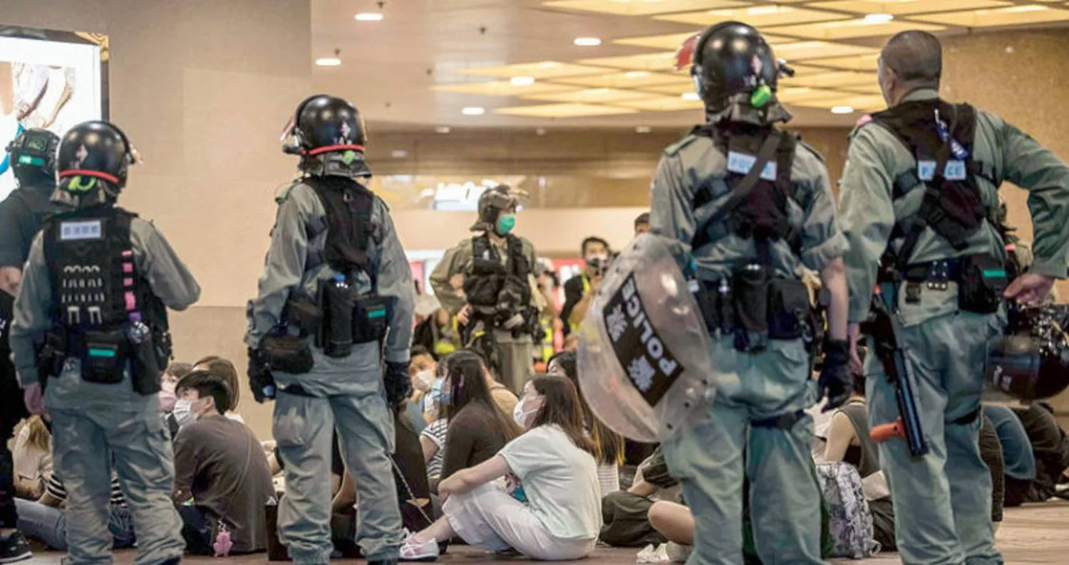 شرطة مكافحة الشغب في هونغ كونغ تحتجز نشطاء الحركة الديمقراطية مع دخول قانون الأمن القومي حيز التطبيق (أ.ف.ب) 