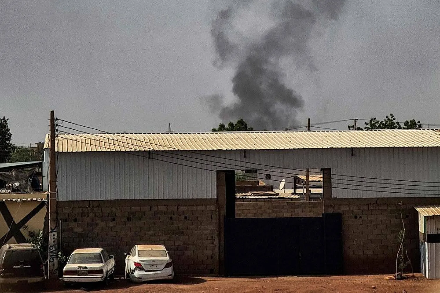 Smoke billows from a fire in a building in the center of Khartoum on May 25, 2023. (AFP) 