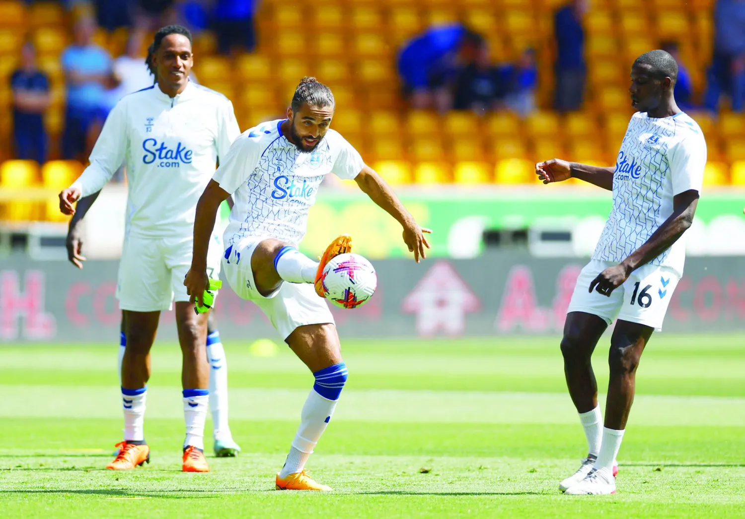 كالفرت لوين مهاجم إيفرتون (بالوسط) أمل فريقه في تخطي العقبة الأخيرة نحو النجاة (رويترز)