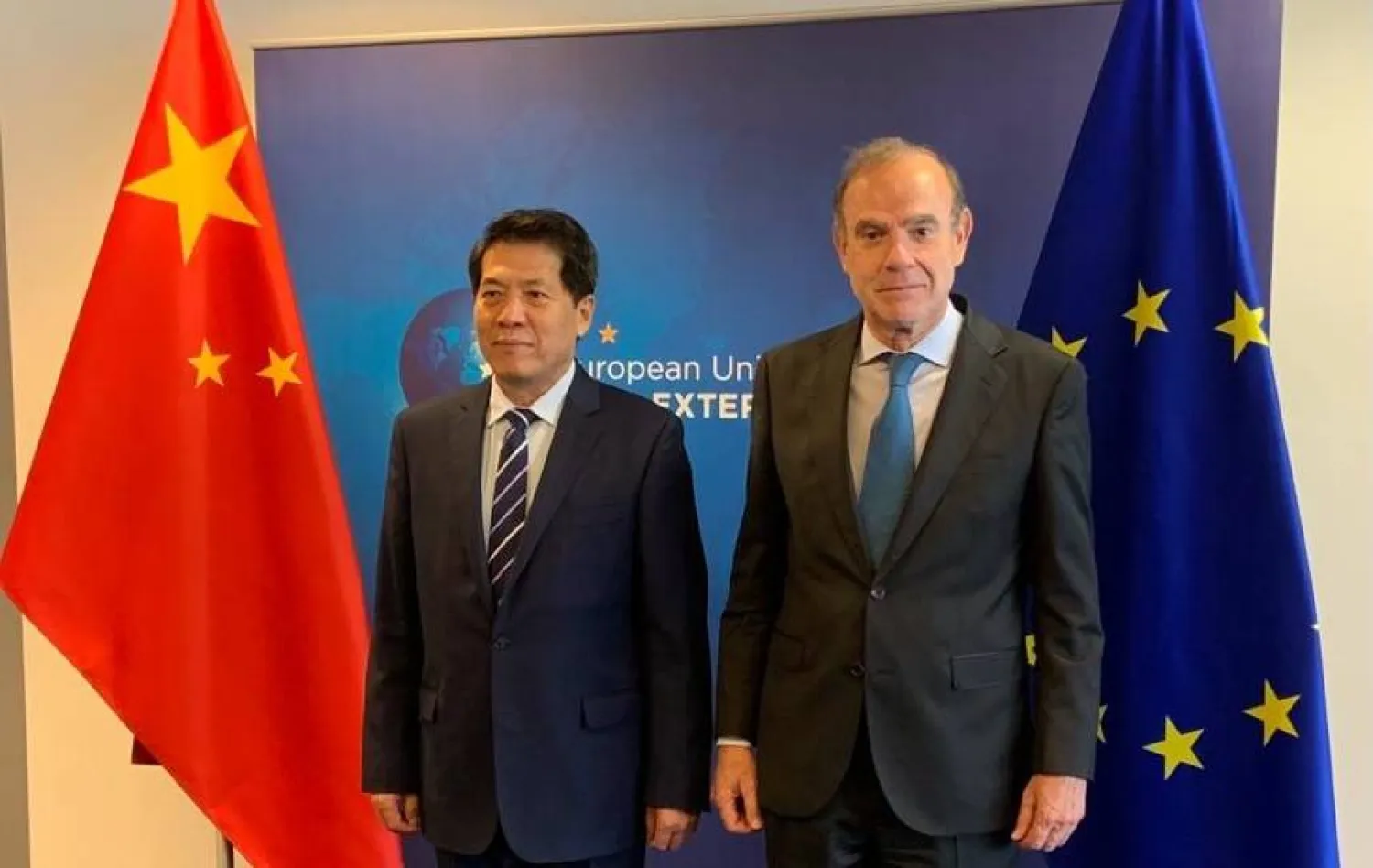 إنريكي مورا خلال لقائه الموفد الصيني الخاص للشؤون الأوراسية لي هوي (تويتر)