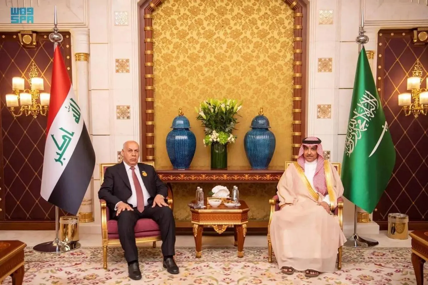 سلمان الدوسري وزير الإعلام السعودي لدى لقائه أحمد البدراني وزير الثقافة والآثار والسياحة العراقي في جدة (واس)