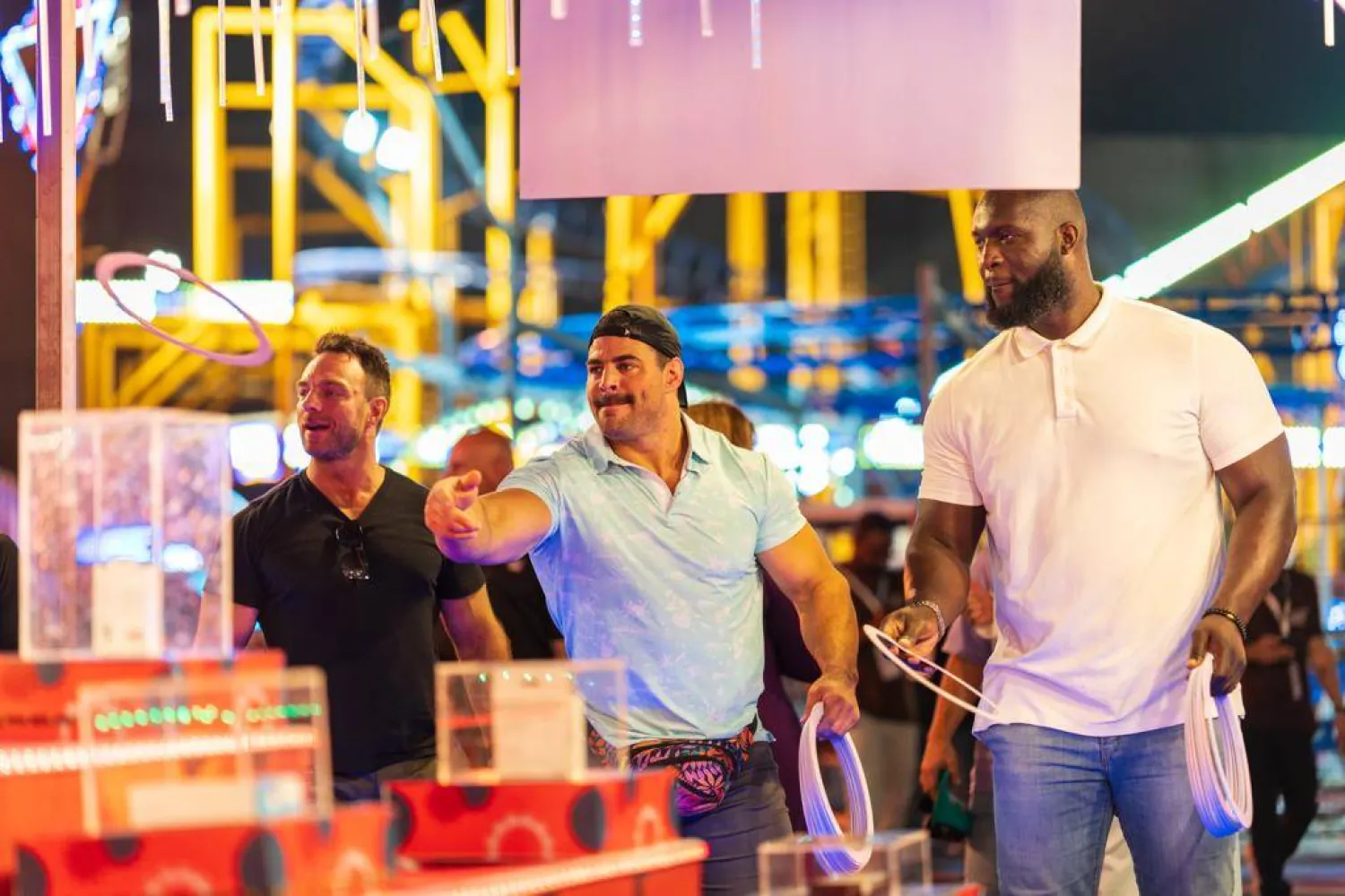 نجوم المصارعة يشاركون في أحد الأنشطة الترفيهية داخل سيتي ووك جدة (تصوير: عدنان مهدلي)