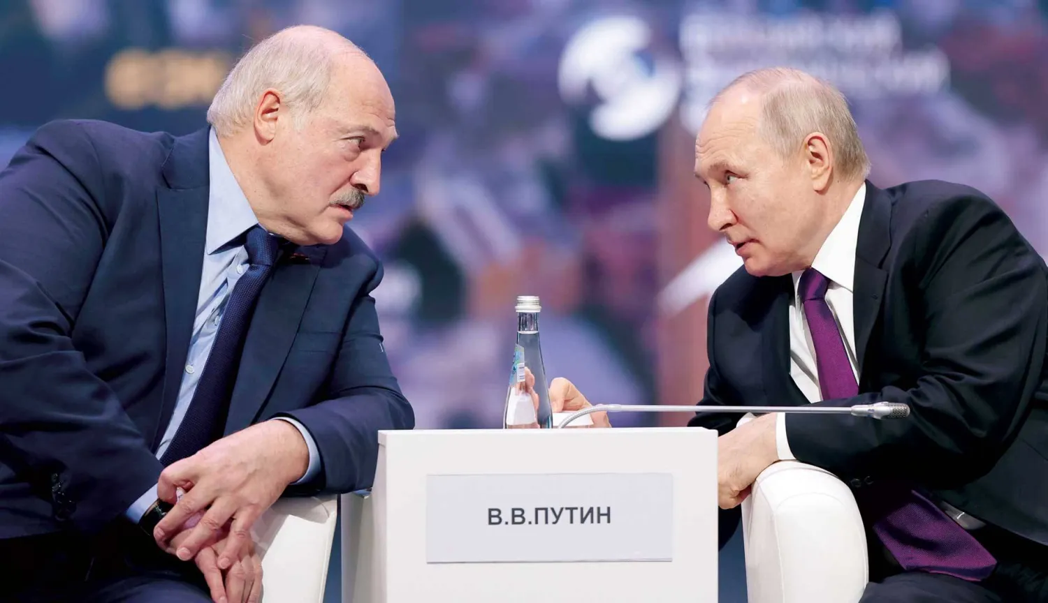 الرئيس الروسي مع نظيره البيلاروسي وقَّعا قبل شهرين مرسوماً خاصاً بنشر قدرات نووية غير استراتيجية في بيلاروسيا في إطار «مواجهة التحديات المتفاقمة لدولة الاتحاد» (أ.ب)