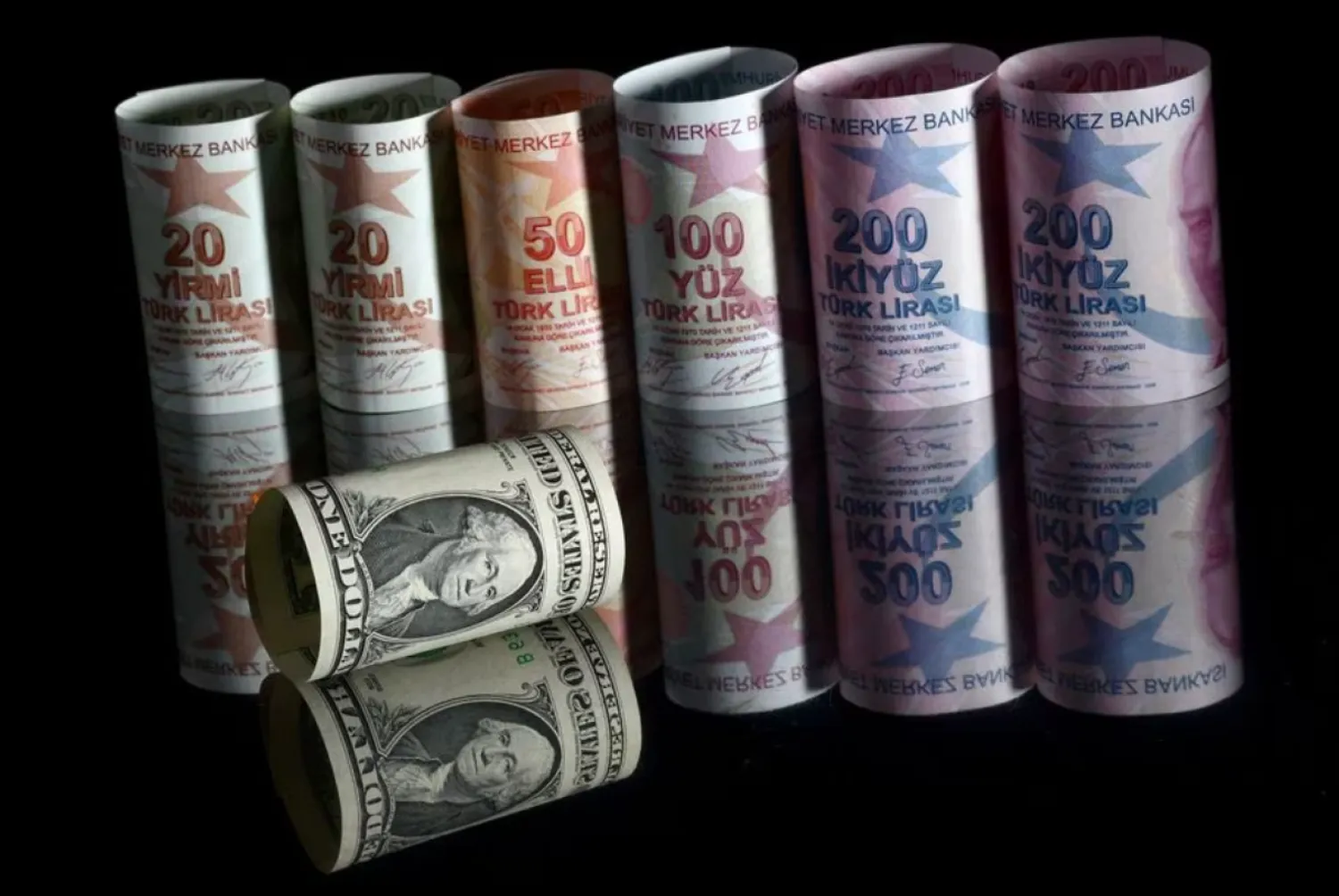 A U.S. one dollar banknote is seen next to Turkish lira banknotes in this illustration taken in Istanbul, Türkiye November 23, 2021. REUTERS/Murad Sezer/Illustration/File Photo
