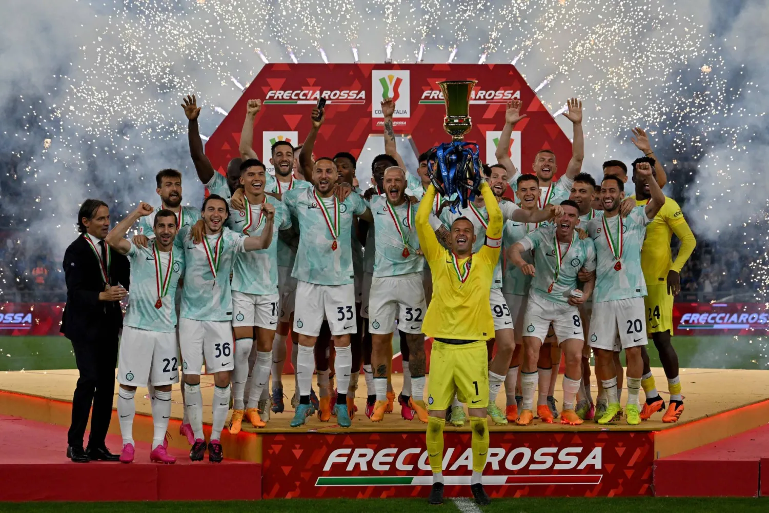 لاعبو إنتر ميلان يحتفلون أمس بكأس إيطاليا (أ.ف.ب)