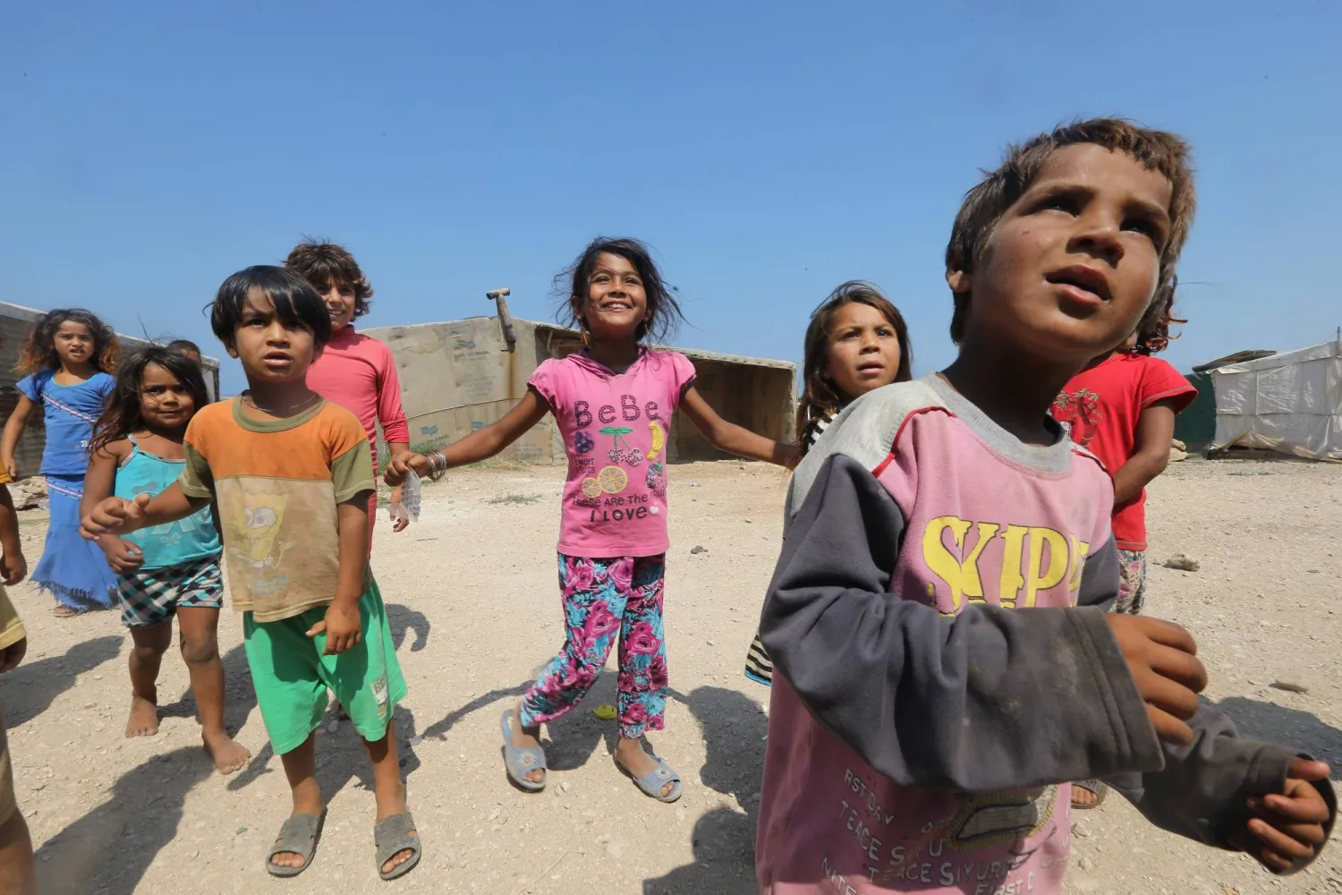 لاجئون سوريون في أحد المخيمات في لبنان (أ.ف.ب)