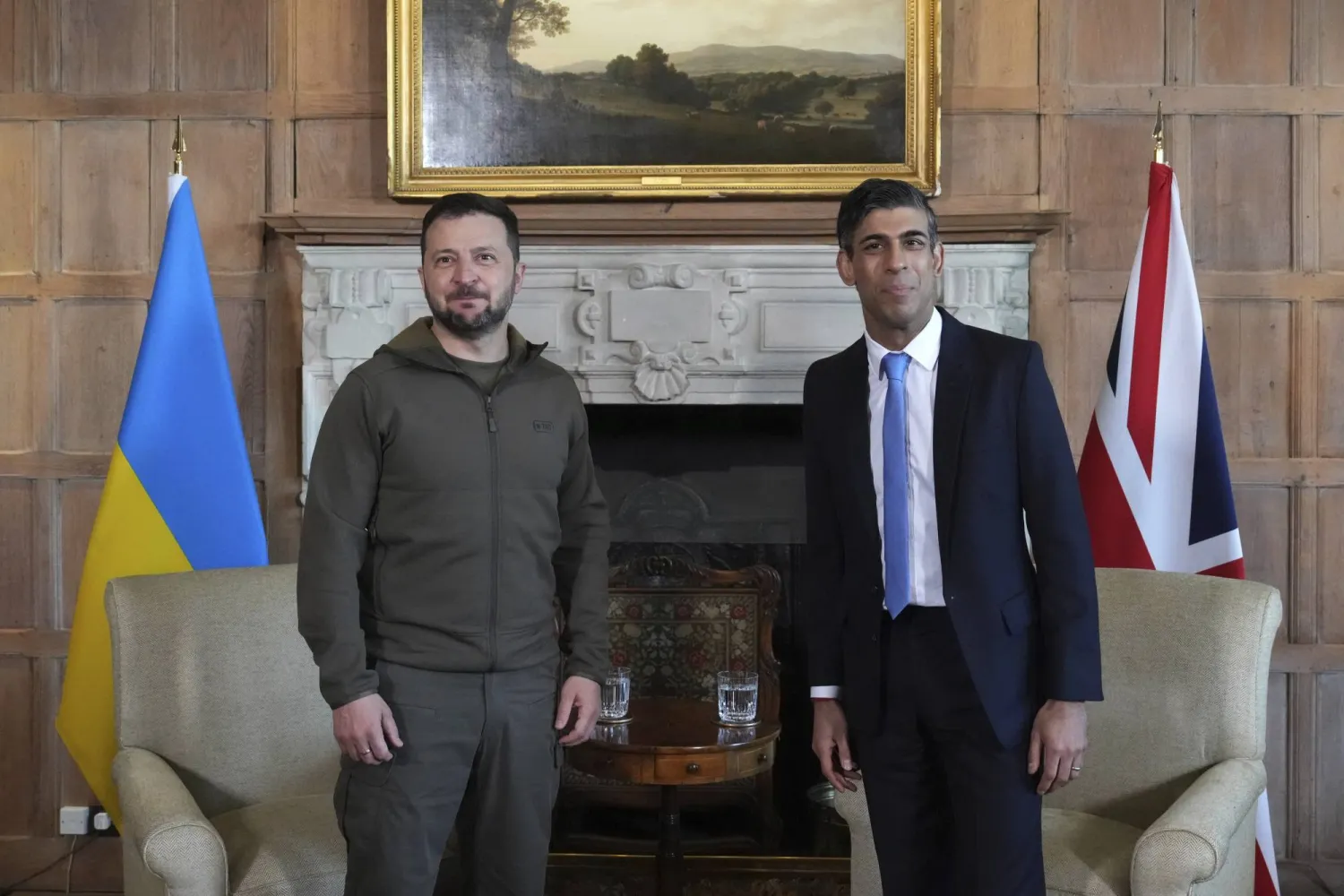رئيس الوزراء البريطاني ريشي سوناك والرئيس الأوكراني فولوديمير زيلينسكي خلال لقائهما في بريطانيا في 15 مايو (أ.ب)