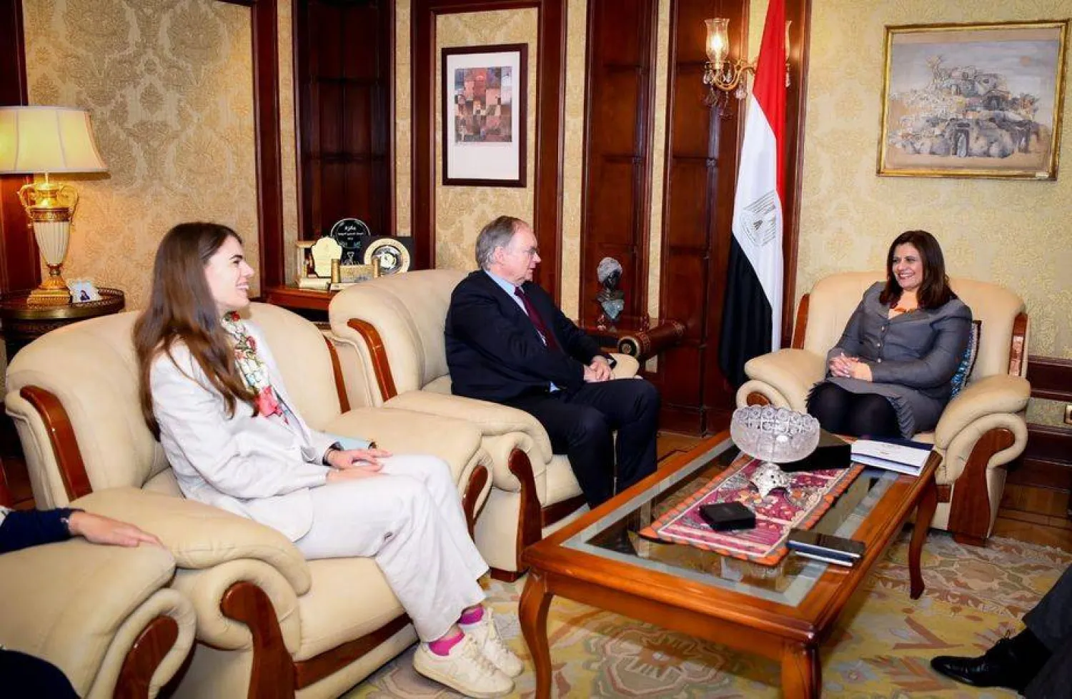 وزيرة الهجرة المصرية خلال لقائها وسفير الاتحاد الأوروبي لدى القاهرة (رئاسة مجلس الوزراء المصري)

