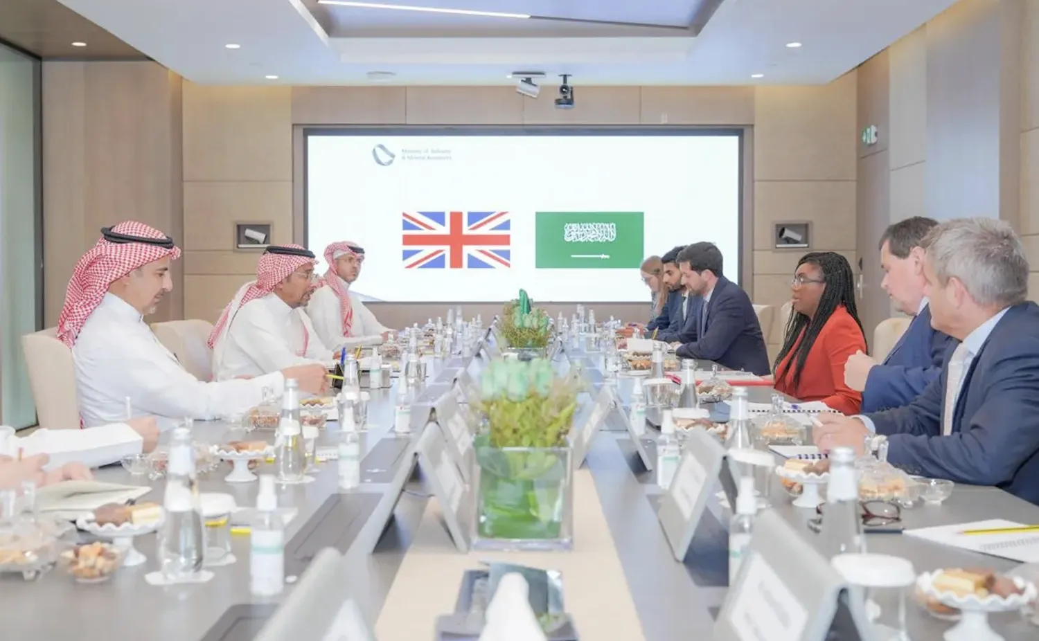 الوزير الخريف والوزيرة بادينوك مع ممثلي الطرفين خلال الاجتماع أمس (الشرق الأوسط)