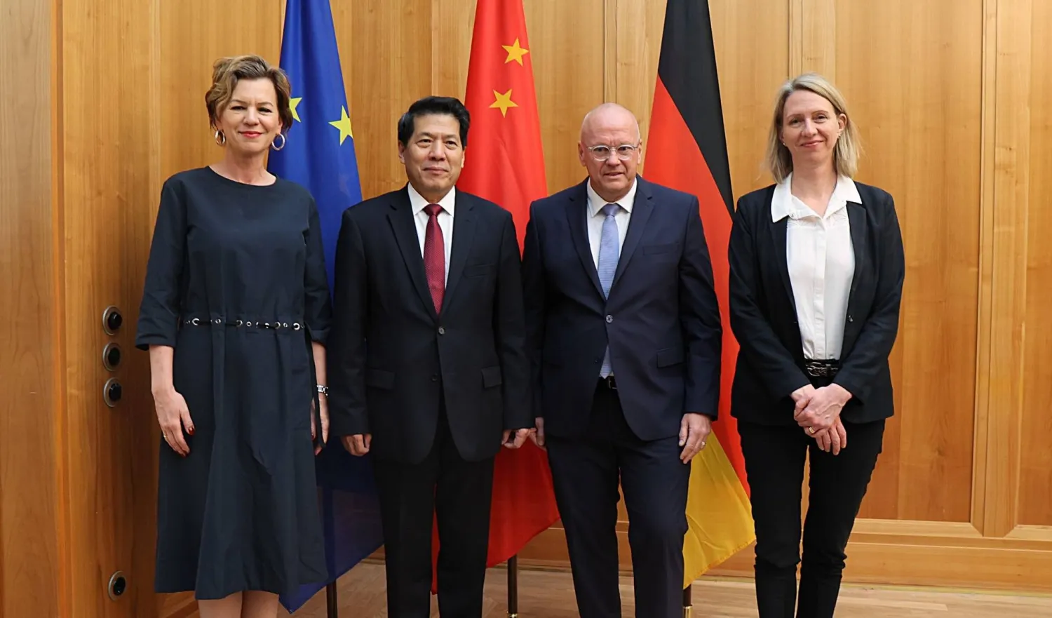 وزير الدولة بالخارجية الألمانية أندرياس ميكايليس خلال استقباله المبعوث الصيني لي هوي (تويتر)