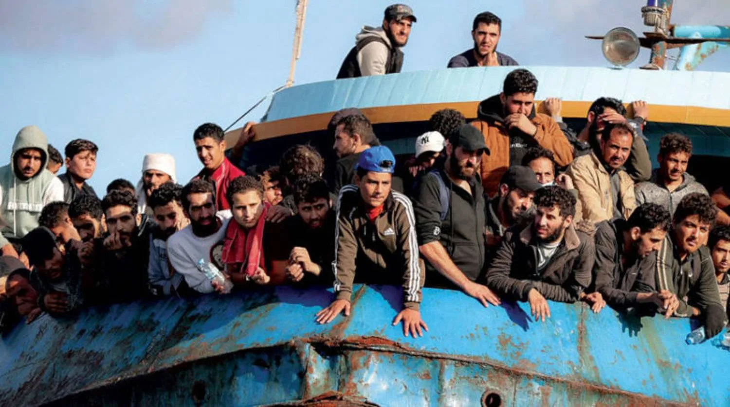 مهاجرون على القارب (أ.ف.ب)