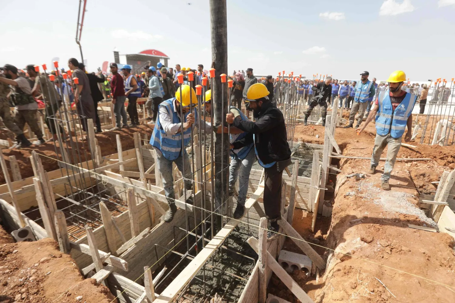 بدء أعمال البناء في مجمع سكني بمدينة جرابلس في حلب الأربعاء الماضي (أ.ف.ب)