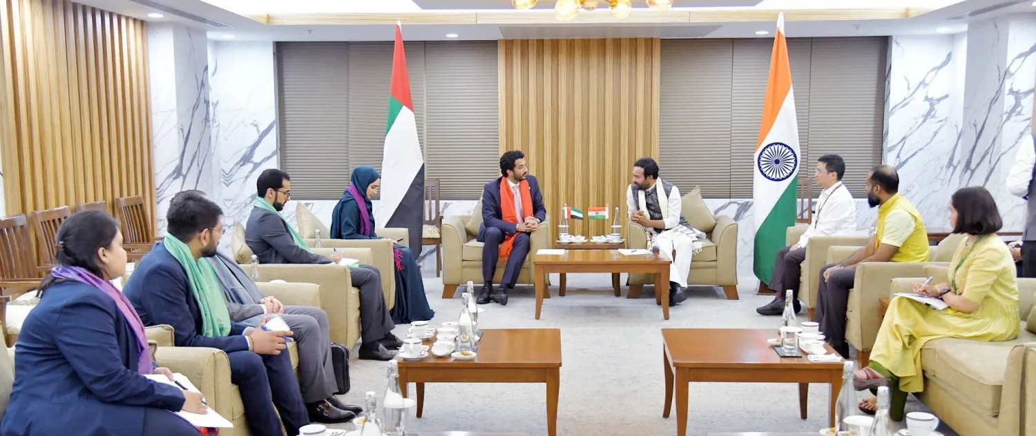 عبدالله بن طوق المري وزير الاقتصاد الإماراتي خلال لقائه عدداً من المسؤولين الهنود في زيارة إلى الهند (وام)