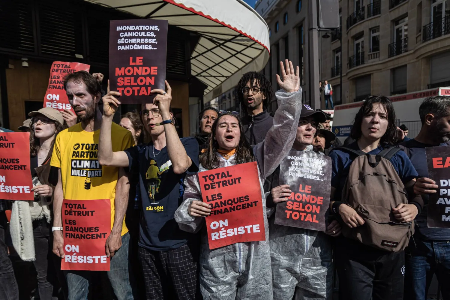 ناشطون مدافعون عن المناخ اليوم خلال مظاهرة أثناء انعقاد الاجتماعات السنوية لشركة توتال إنرجي في باريس بفرنسا (إ.ب.أ)