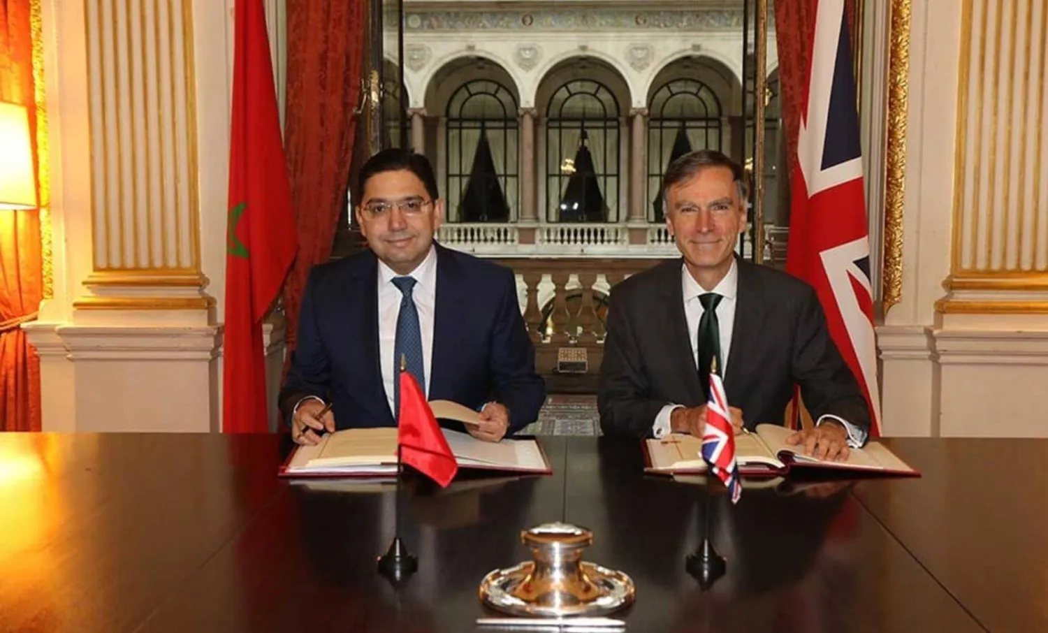 وزير الخارجية المغربي ناصر بوريطة رفقة وزير الدولة في الخارجية البريطانية الأسبق أندرو موريسون عقب توقيعهما اتفاق «شراكة شاملة» بين المغرب والمملكة المتحدة (ماب)