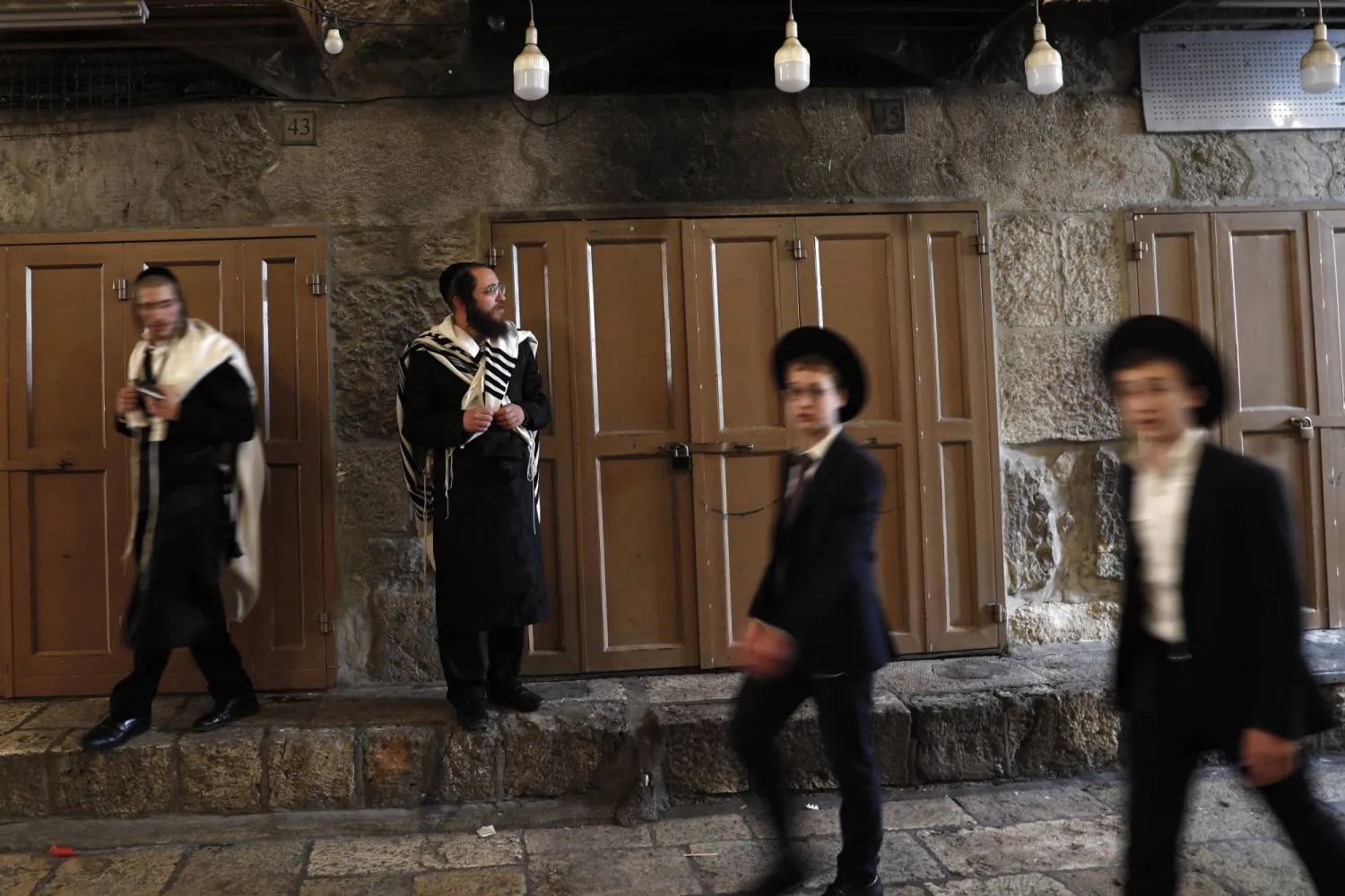 يهود متشددون في إحدى أسواق القدس القديمة الجمعة (إ.ب.أ)