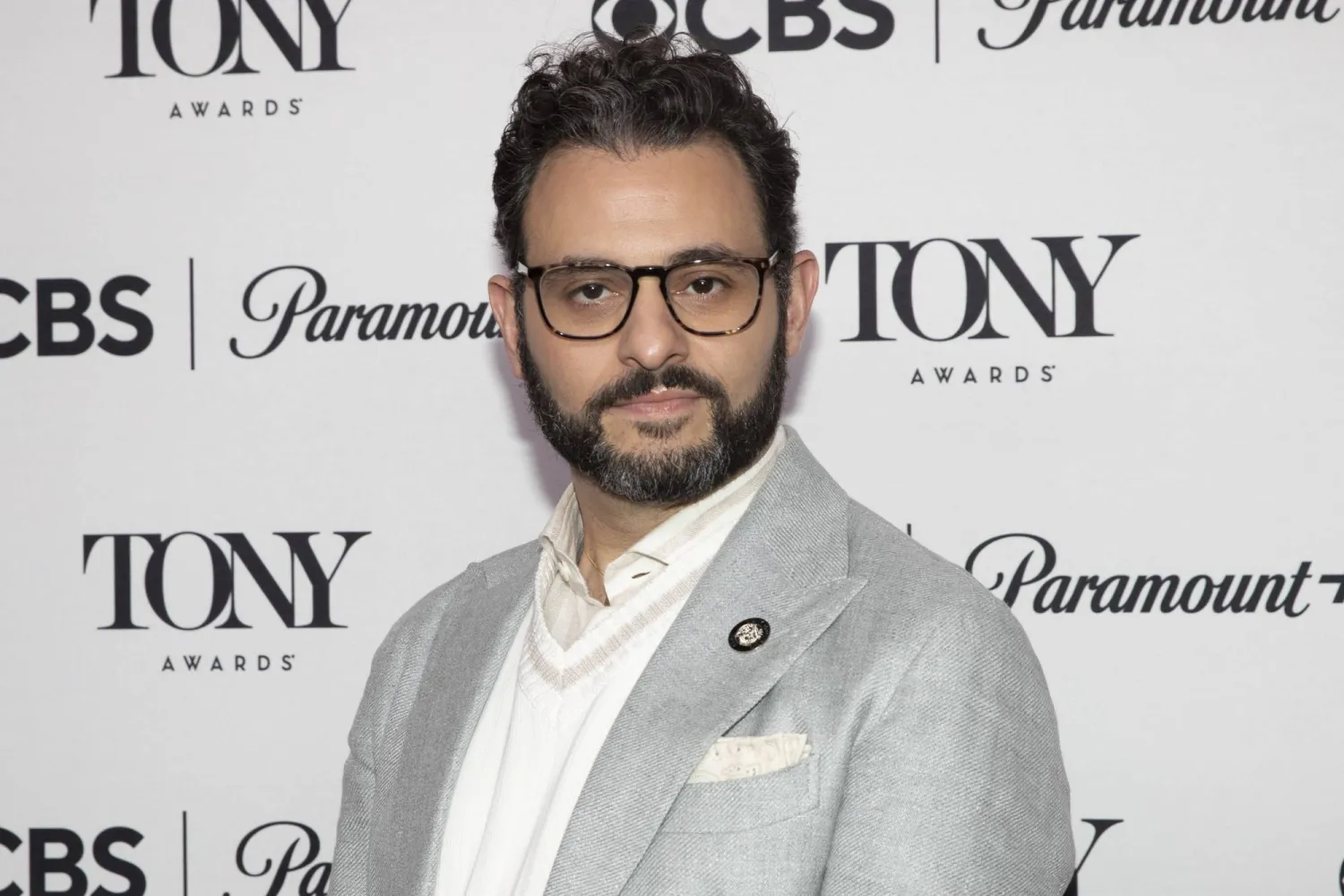 آريان مؤيد في حفل لجوائز «توني» المسرحية بعد ترشيحه لجائزة أفضل ممثل عن دوره في مسرحية «بيت الدمية» (إ.ب.أ)