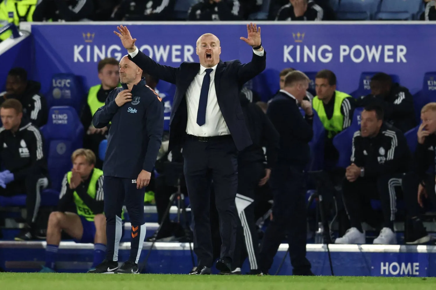 شون دايك... أمله في البقاء أفضل من دين سميث مدرب ليستر وألاردايس مدرب ليدز (أ.ف.ب)