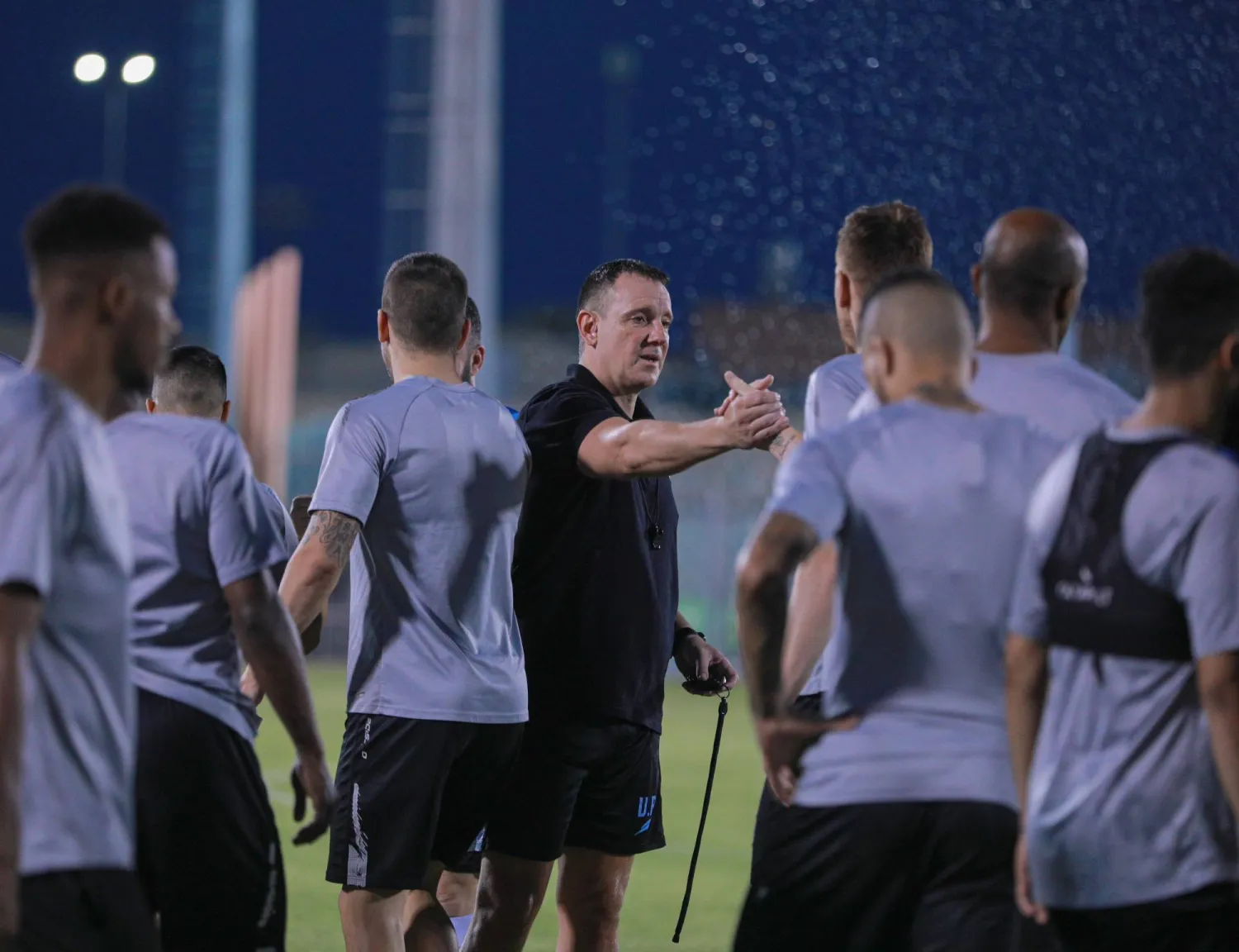  رازوفيتش يوجه لاعبيه خلال التدريبات الأخيرة (الموقع الرسمي لنادي الفيحاء)