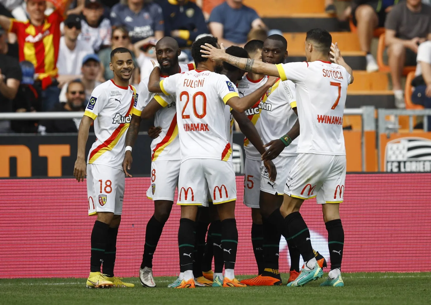 لانس وحلم المشاركة في دوري ابطال اوروبا (رويترز)