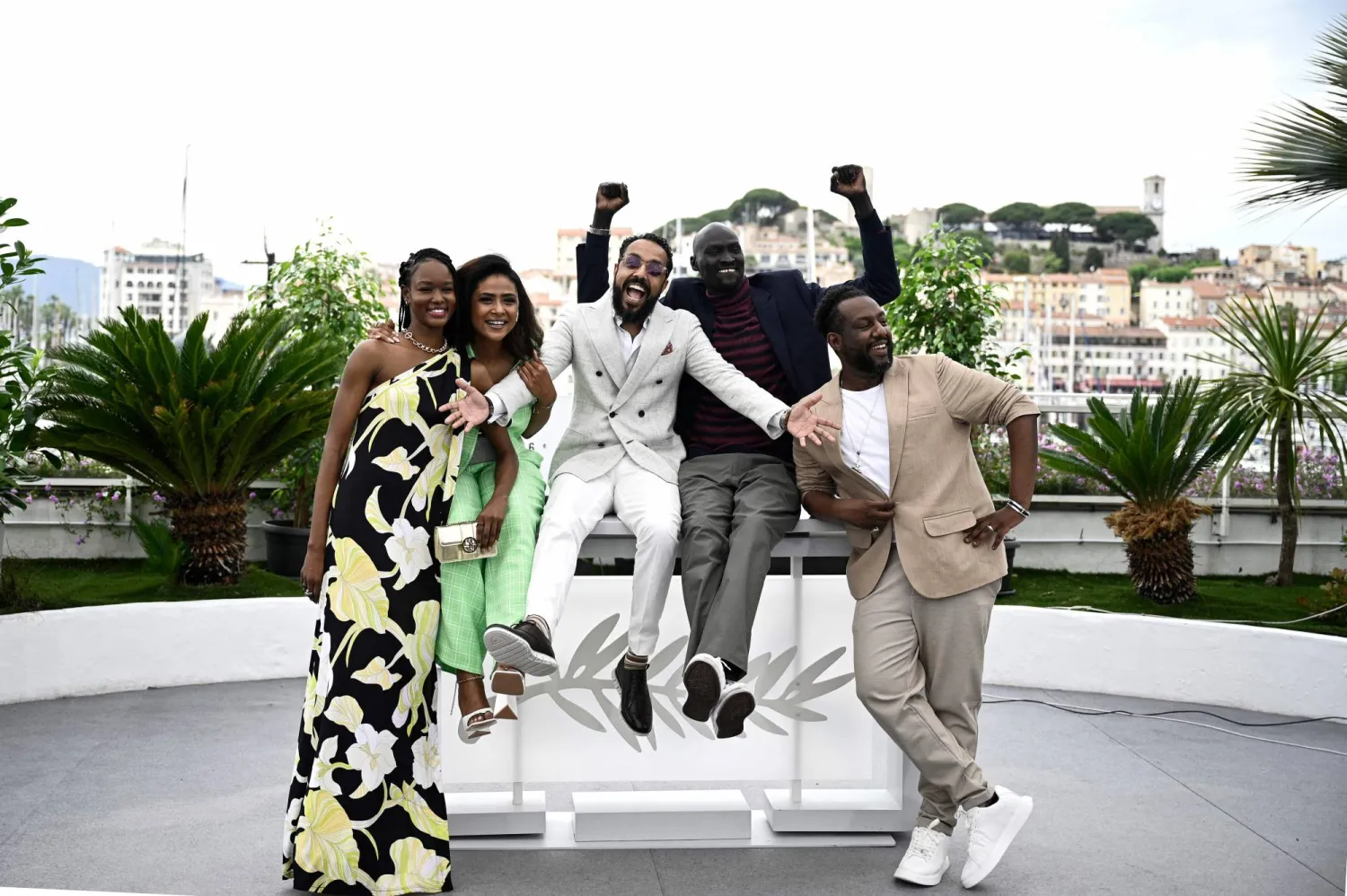 المخرج محمد كردفاني وسط فريق عمل فيلم «وداعا جوليا» في مهرجان كان السينمائي (أ.ف.ب)