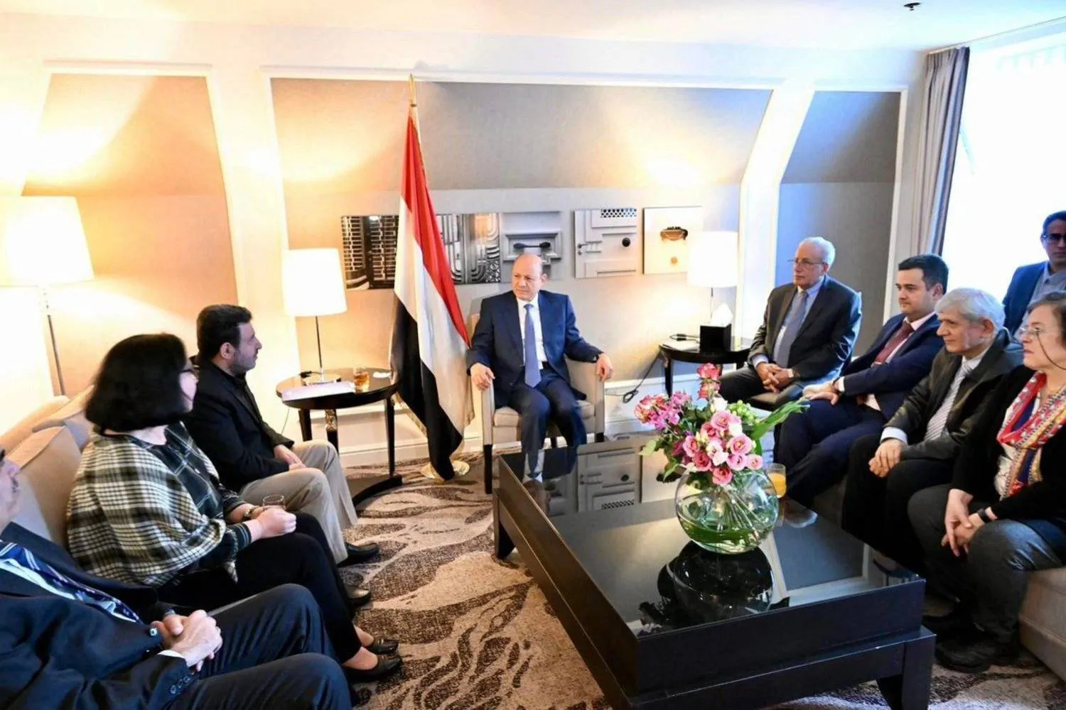 The head of the Yemeni Presidential Leadership Council meets a group of members of the Baha'i community (Saba)
