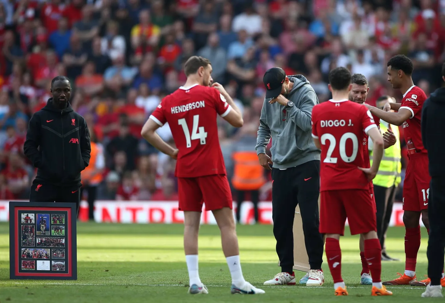 حالة إحباط بين كلوب ولاعبي ليفربول بعد فشل التأهل لدوري أبطال أوروبا (إ.ب.أ)