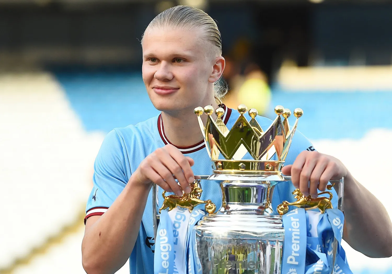 هالاند بعد التتويج مع مانشتسر سيتي بلقب الدوري الإنجليزي (إ.ب.أ)