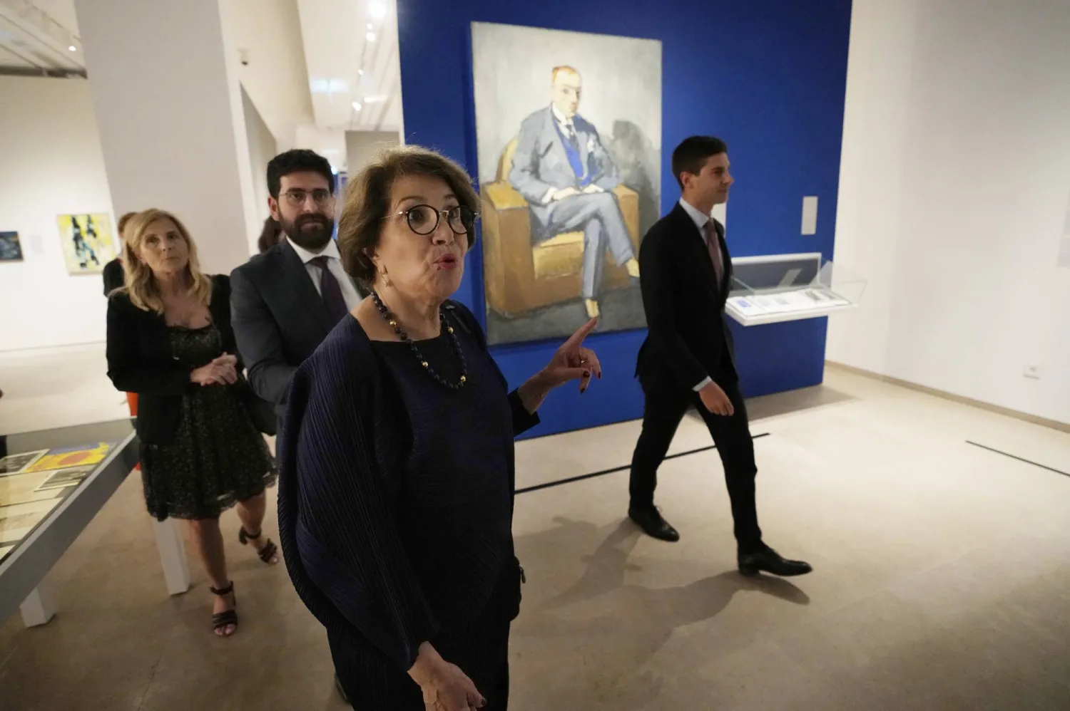 الزورا يمرون أمام لوحة زيتية لنقولا سرسق التي رممت وعادت من مركز جورج بومبيدو (أ.ب)