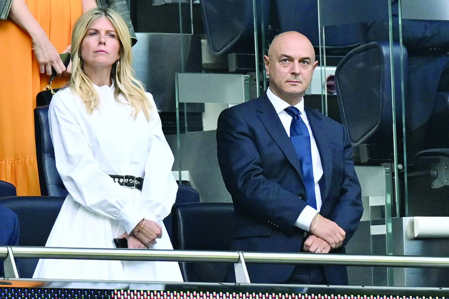 رئيس توتنهام دانيال ليفي يتابع هزيمة فريقه أمام برنتفورد الأخيرة (أ.ف.ب)