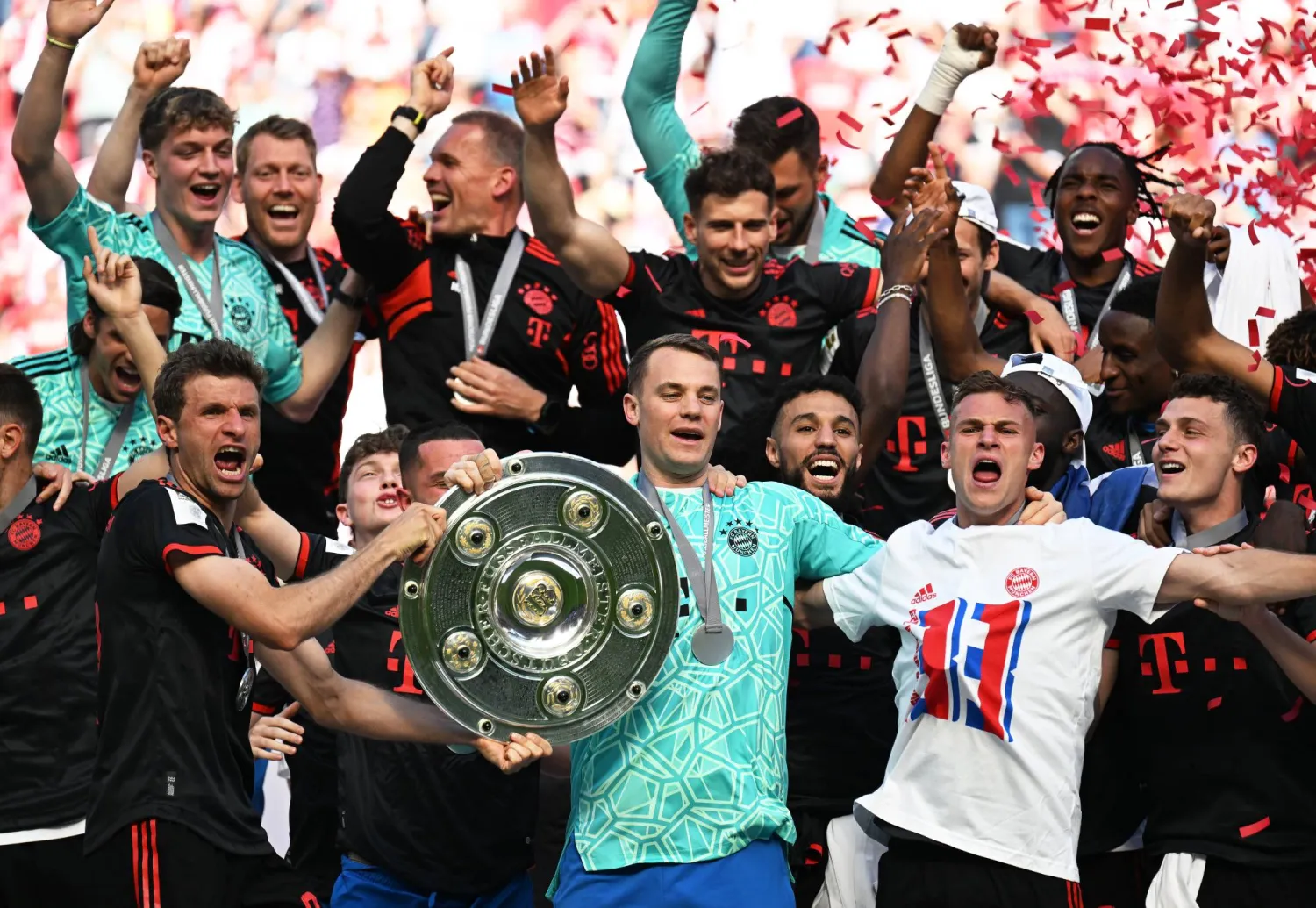 27 May 2023, North Rhine-Westphalia, Cologne: Bayern goalkeeper Manuel Neuer (C) holds the championship trophy while his teammates cheer after winning the 33rd German championship. Photo: Federico Gambarini/dpa 