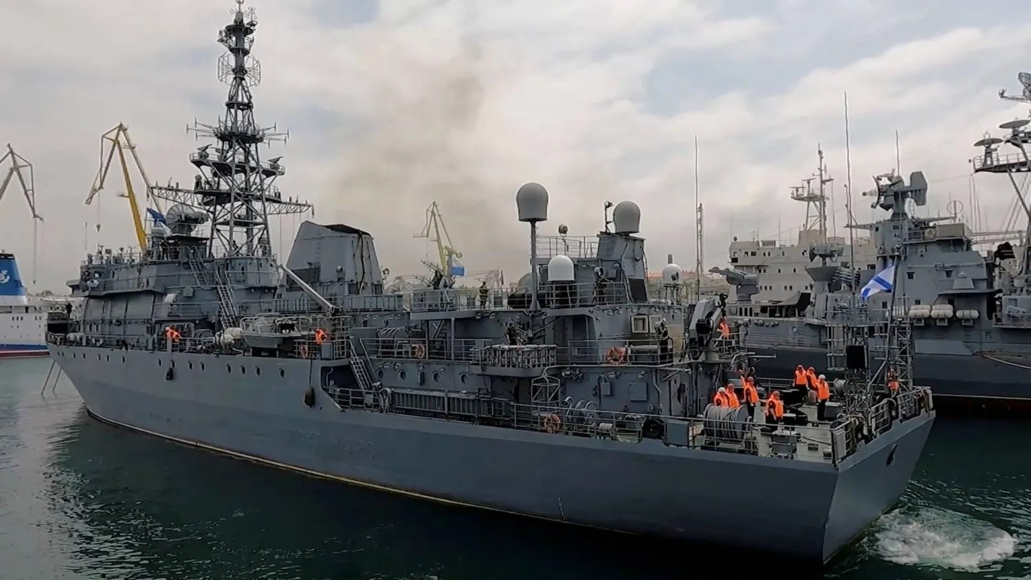 سفينة حربية روسية في طريقها إلى قاعدة الأسطول الروسي في القرم بعد تعرضها لهجوم في البحر الأسود (رويترز)