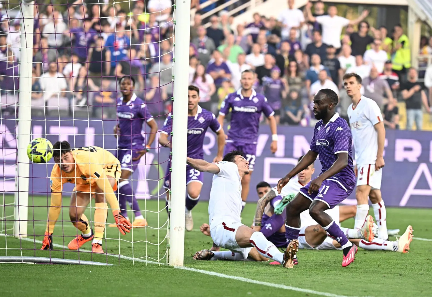 جانب من مباراة روما وفيورنتينا (إ.ب.أ)