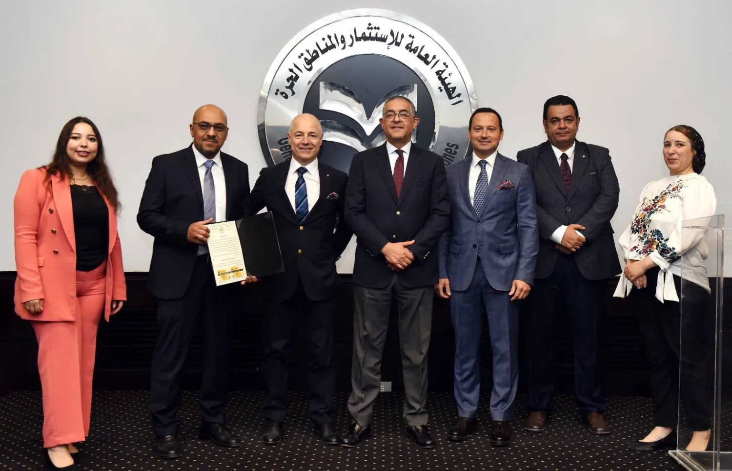 حسام هيبة رئيس هيئة الاستثمار المصرية (يتوسط الحضور) بعد تسليمه رخصة ذهبية لإنشاء مصنع أجهزة منزلية (الشرق الأوسط)