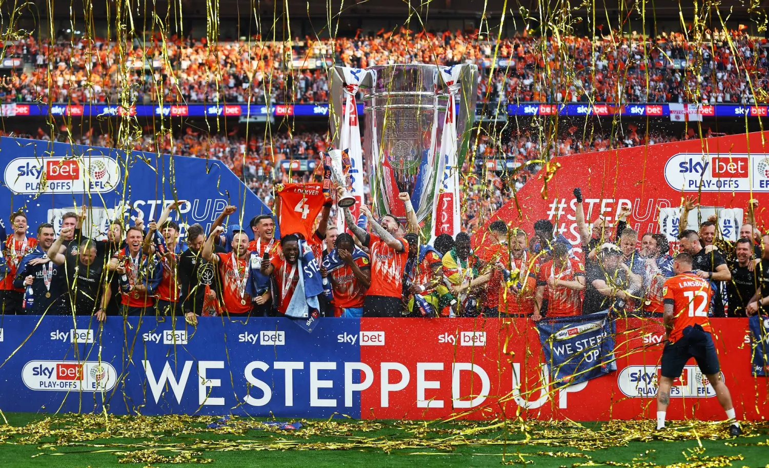 لوتون تاون في منصة التتويج يحتفلون بالتأهل (رويترز)