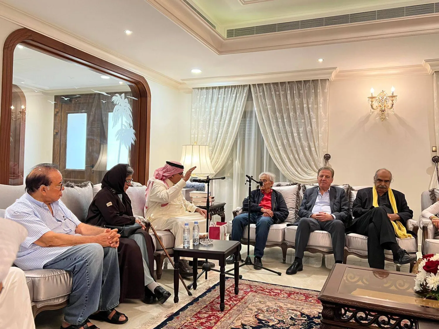 أدونيس في ضيافة محمد رضا نصر الله، ويبدو في الصورة الشاعر قاسم حداد والشاعر شوقي بزيع والإعلامي نجم عبد الكريم