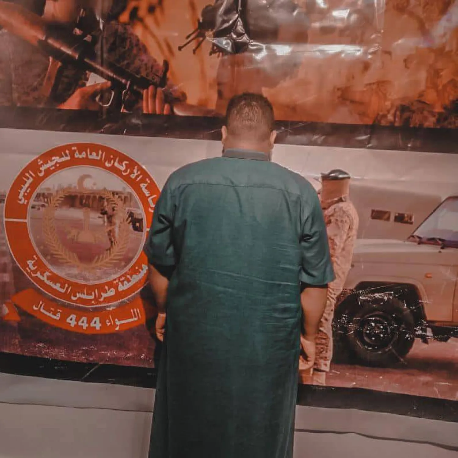 قوة عسكرية تابعة لـحكومة الدبيبة تعرض صوراً لمواطنين قالت إنهما من عصابة «الكانيات» (اللواء 444 قتال)