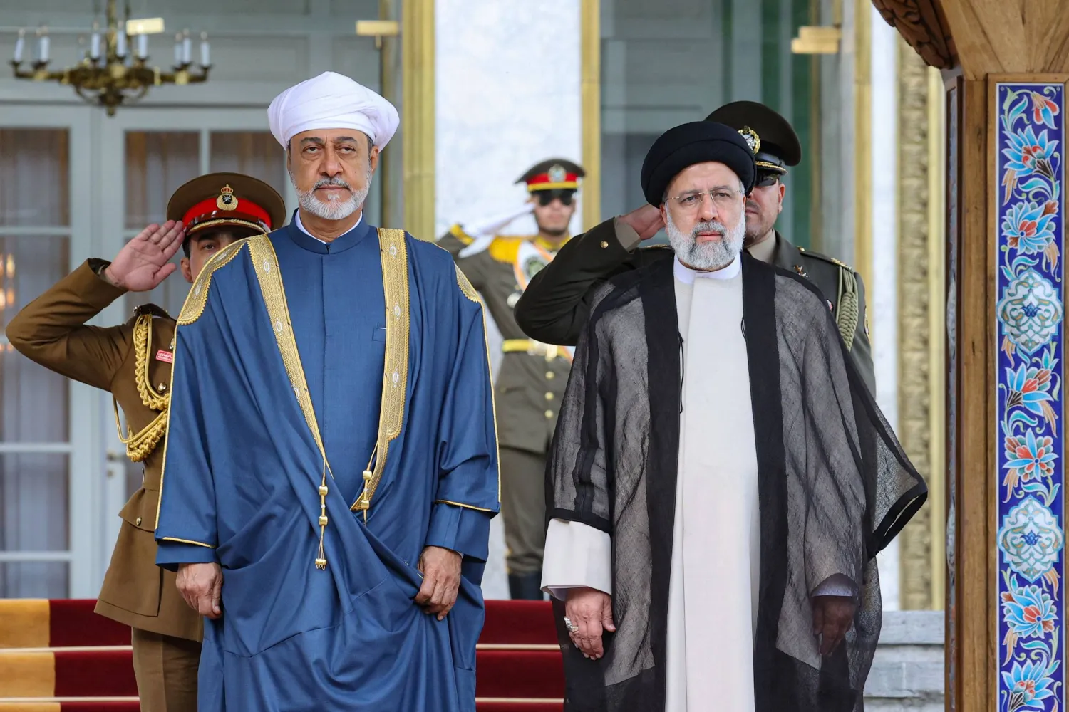 الرئيس الإيراني إبراهيم رئيسي يستقبل السلطان هيثم بن طارق في مجموعة سعد آباد (رويترز)