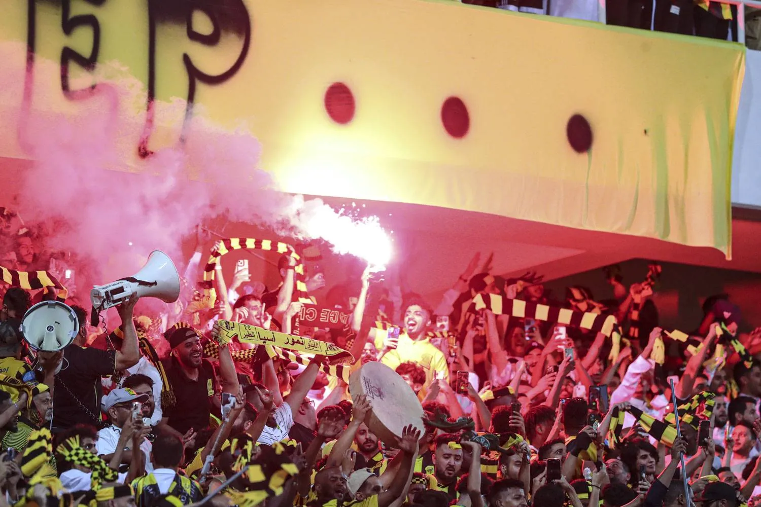 جماهير الاتحاد تستعد لاحتفالية ضخمة في آخر مواجهات فريقها الدورية (تصوير: علي الظاهري)