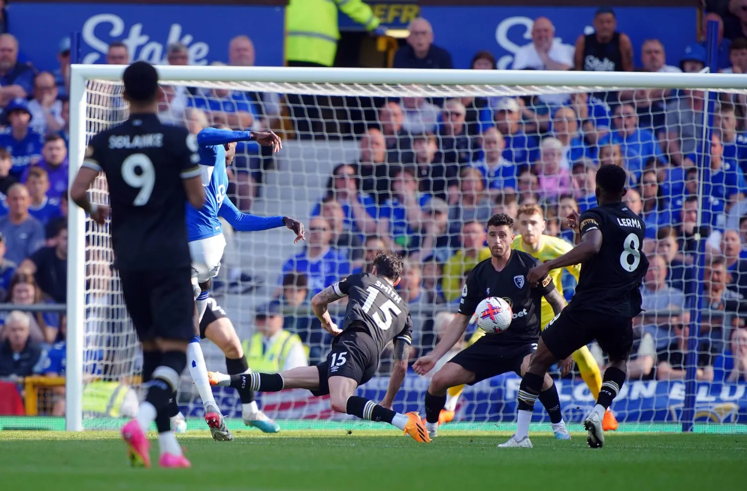 دوكوري (الثاني من اليسار) يسدد قذيفة في مرمى بورنموث منحت إيفرتون هدف البقاء (د.ب.أ)