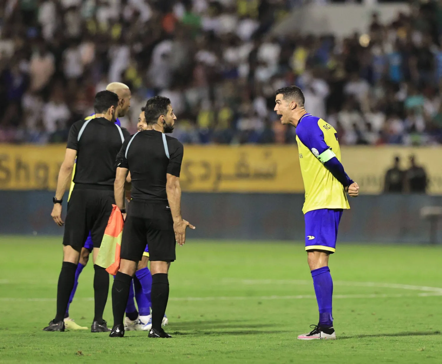سانتو مدرب الإتحاد محتفلا بلقب الدوري السعودي (تصوير: علي الظاهري)