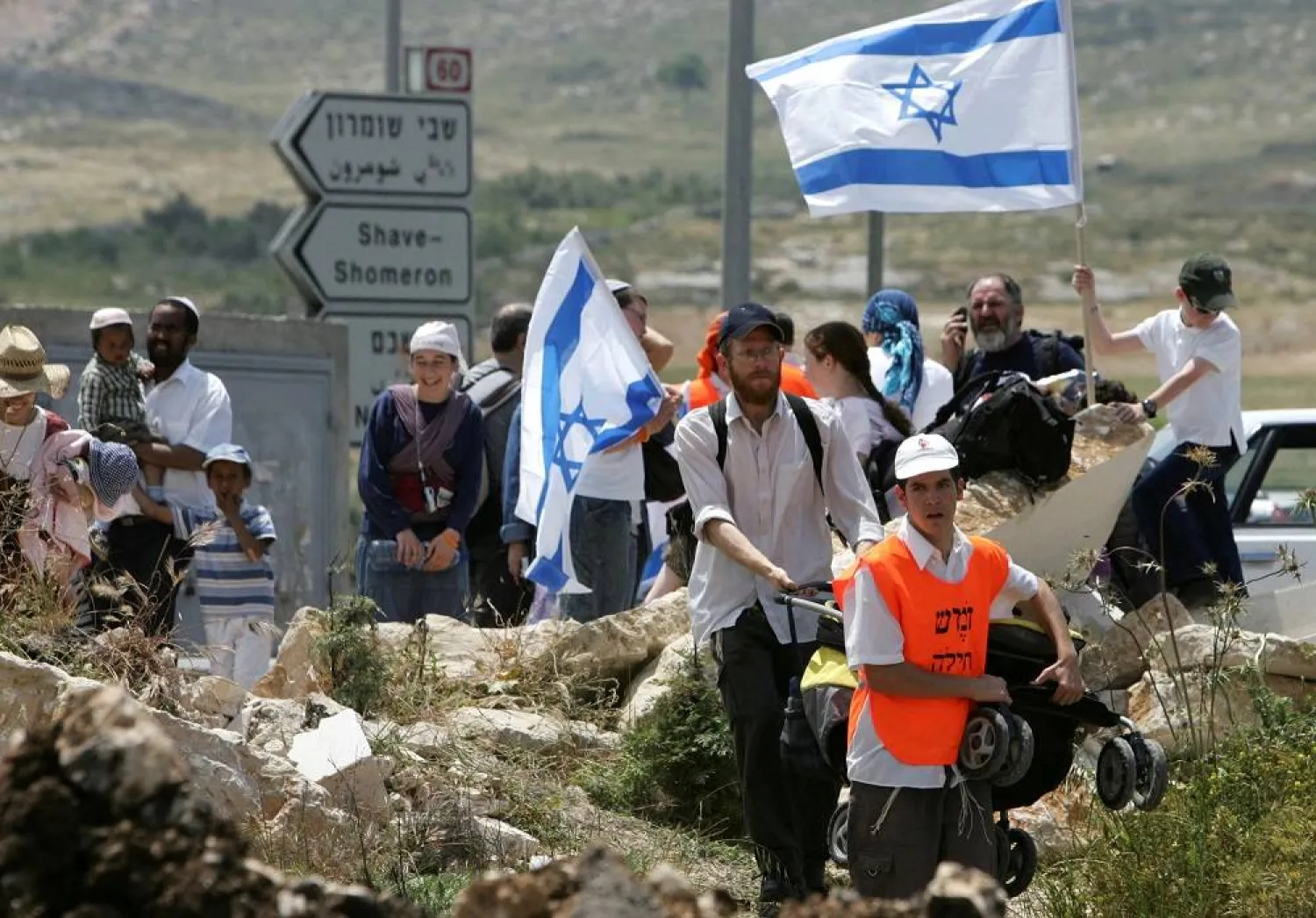 Israeli activists walk towards the former Jewish settlement of Homesh, in the northern West Bank, April 24, 2007. (Reuters) 