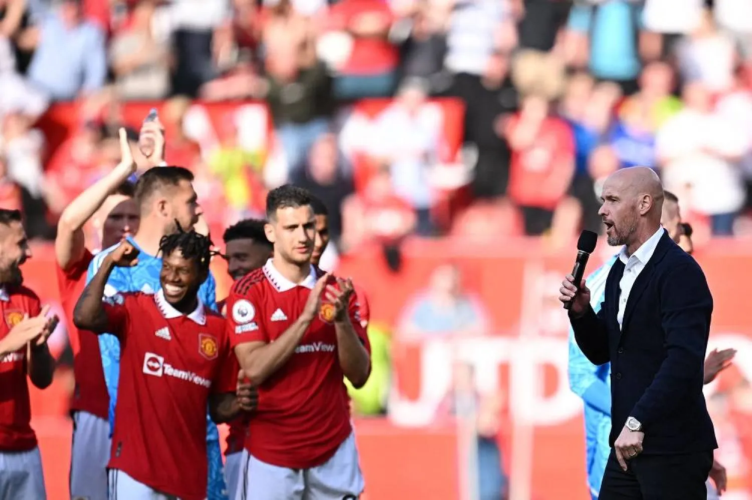 Manchester United's Dutch manager Erik ten Hag speaks to his players at the end of the English Premier League football match between Manchester United and Fulham at Old Trafford in Manchester, northwest England, on May 28, 2023. (AFP) 