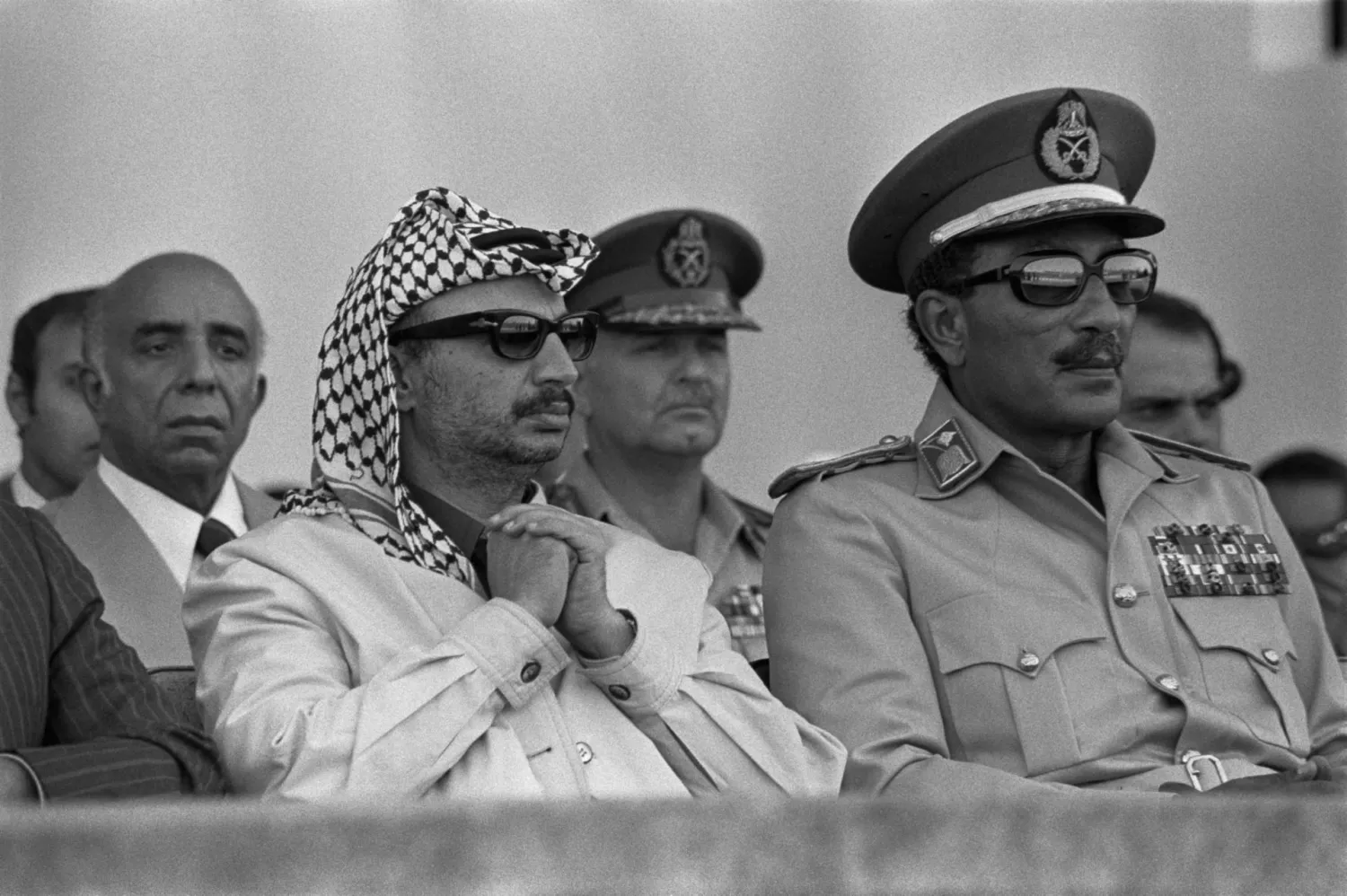 ياسر عرفات وأنور السادات يحضران احتفالية بمناسبة الذكرى الأولى لحرب أكتوبر (غيتي)