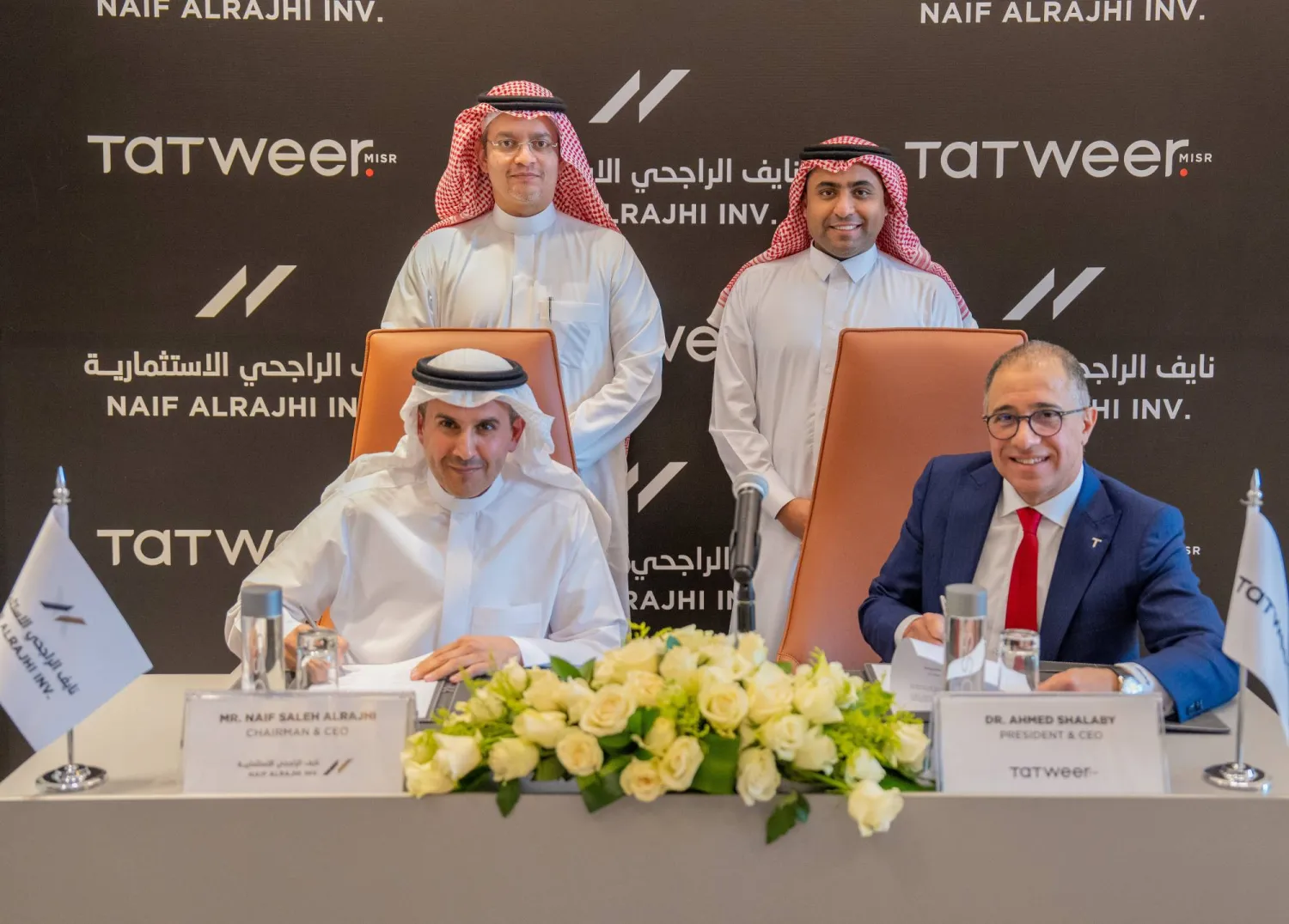 أحمد شلبي رئيس ومؤسس «تطوير مصر» ونايف الراجحي رئيس مجلس إدارة «مجموعة نايف الراجحي» يوقّعان اتفاقية الشراكة في الرياض (الشرق الأوسط)