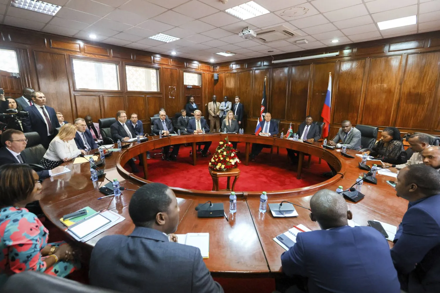 جانب من محادثات وزير الخارجية الروسي سيرغي لافروف ورئيس البرلمان الكيني موزس (موسى) واتانغولا في نيروبي الاثنين (وزارة الخارجية الروسية - أ.ب)